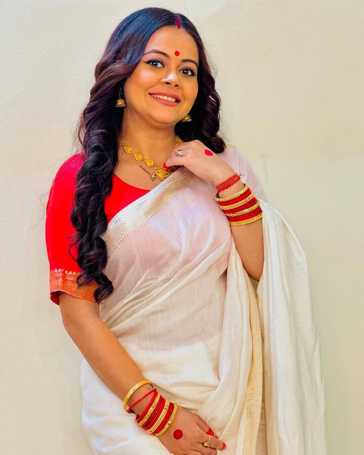एक्ट्रेस ने मांग में सिंदूर, हाथों में मेहंदी, माथे पर लाल बिंदी और मैचिंग चूड़ियो के साथ अपना ये बंगाली लुक कंपलीट किया है.
