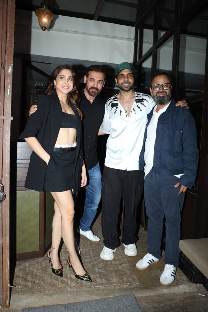 फिल्म की सक्सेस पार्टी में उनके साथ जॉन अब्राहम भी थे, जो ब्लू डेनिम और वाइट स्नीकर्स के साथ एक ब्लैक शर्ट पहनकर पहुंचे. स्टार कास्ट के साथ  उन्होंने पैपराजी को खूब पोज भी दिए. उनके साथ डायरेक्टर निखिल आडवाणी और एक्टर अभिषेक बनर्जी भी शामिल हुए.