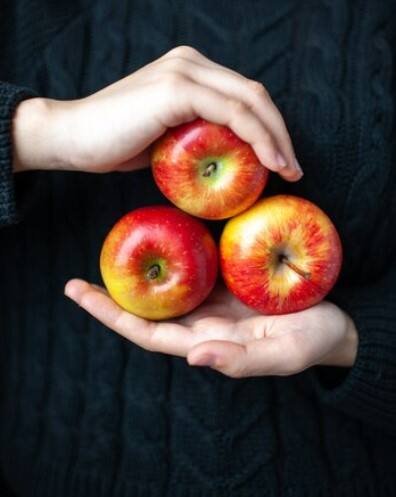 ਕੁਝ ਲੋਕਾਂ ਨੂੰ ਸੇਬ ਖਾਣ ਤੋਂ ਐਲਰਜੀ ਹੋ ਸਕਦੀ ਹੈ। ਅਜਿਹੇ ਲੋਕਾਂ ਨੂੰ ਸੇਬ ਖਾਣ ਤੋਂ ਬਾਅਦ ਚਮੜੀ 'ਤੇ ਖਾਰਸ਼, ਧੱਫੜ ਅਤੇ ਸੋਜ ਦਾ ਸਾਹਮਣਾ ਕਰਨਾ ਪੈ ਸਕਦਾ ਹੈ। ਜੇਕਰ ਤੁਹਾਨੂੰ ਵੀ ਸੇਬ ਖਾਣ ਤੋਂ ਐਲਰਜੀ ਹੈ ਤਾਂ ਗਲਤੀ ਨਾਲ ਵੀ ਇਸ ਦਾ ਸੇਵਨ ਨਾ ਕਰੋ।