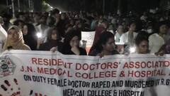 AMU मेडिकल कॉलेज के डॉक्टरों ने निकाला कैंडल मार्च, कोलकाता की घटना पर छात्रों में आक्रोश