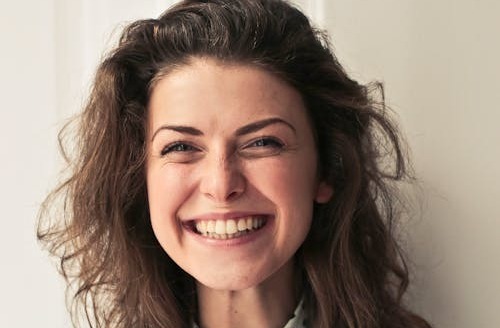 பல்லில் இருக்கும் மஞ்சள் கறையை நீக்க சில எளிய வழிகள் உள்ளது.