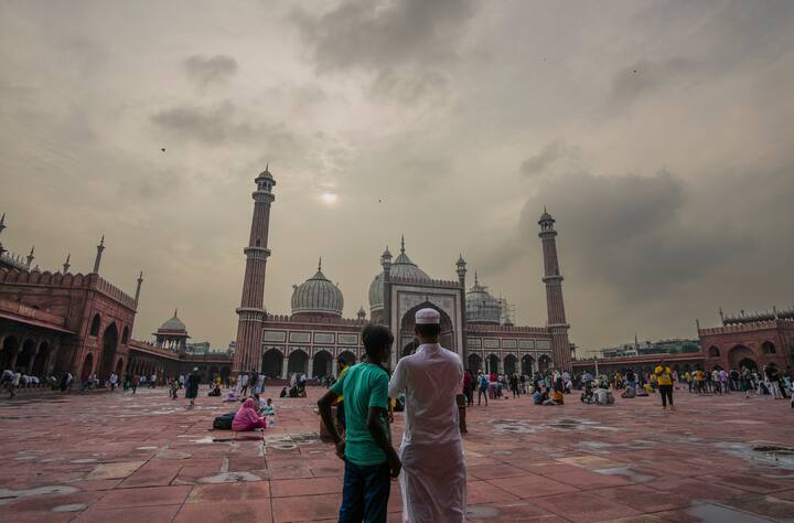 राष्ट्रीय राजधानी दिल्ली में पिछले कुछ दिनों से भारी बारिश हो रही है. दिल्ली में शनिवार (17 अगस्त) को भी तेज बारिश हुई. वहीं मौसम विभाग के अनुसार आज रविवार (18 अगस्त) को भी दिल्ली में बादल छाए रहने और हल्की बारिश की संभावना जताई है.