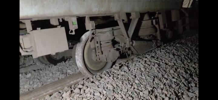 कानपुर के पनकी थाने में एफआईआर दर्ज कराई गई रेलवे के जूनियर इंजीनियर की ओर से बात रखी गई कि ट्रेन के इंजन से रेल की पटरी का एक बड़ा टुकड़ा टकराया था जिसकी वजह से ही ट्रेन की बोगियां पटरी से उतर गई.