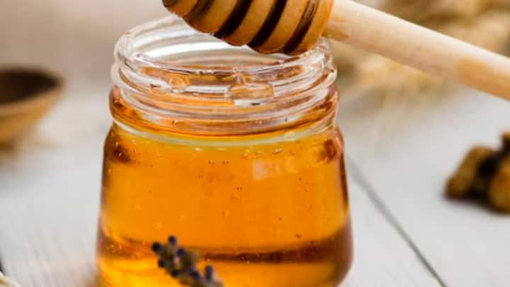 Storing Honey: মজুত রেখে কতদিন ব্যবহার করা যায় মধু, জানুন। ছবি: ফ্রিপিক।