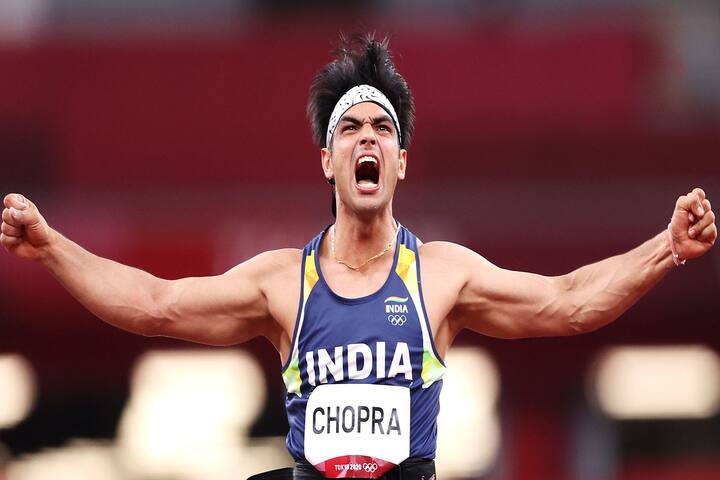 Neeraj Chopra's diet plan: ਨੀਰਜ ਚੋਪੜਾ ਦੀ ਫਿਟਨੈੱਸ ਦਾ ਰਾਜ਼ ਉਨ੍ਹਾਂ ਦੀ ਸਾਦੀ ਅਤੇ ਪੌਸ਼ਟਿਕ ਖੁਰਾਕ ਵਿੱਚ ਹੈ। ਉਹ ਆਪਣੇ ਦਿਨ ਦੀ ਸ਼ੁਰੂਆਤ ਨਾਰੀਅਲ ਪਾਣੀ ਨਾਲ ਕਰਦਾ ਹੈ, ਜਿਸ ਨਾਲ ਉਸ ਨੂੰ ਤਾਜ਼ਗੀ ਅਤੇ ਹਾਈਡਰੇਸ਼ਨ ਮਿਲਦੀ ਹੈ। ਉਸਦੇ ਨਾਸ਼ਤੇ ਵਿੱਚ ਅੰਡੇ ਦੀ ਸਫ਼ੈਦ, ਭੂਰੀ ਰੋਟੀ, ਦਲੀਆ ਅਤੇ ਤਾਜ਼ੇ ਫਲ ਹੁੰਦੇ ਹਨ। ਇਹ ਸਾਰੀਆਂ ਚੀਜ਼ਾਂ ਉਨ੍ਹਾਂ ਨੂੰ ਦਿਨ ਭਰ ਊਰਜਾਵਾਨ ਰੱਖਦੀਆਂ ਹਨ ਅਤੇ ਉਨ੍ਹਾਂ ਦੇ ਸਰੀਰ ਨੂੰ ਜ਼ਰੂਰੀ ਪੋਸ਼ਣ ਪ੍ਰਦਾਨ ਕਰਦੀਆਂ ਹਨ।