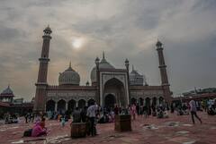 Delhi Weather: दिल्ली में बारिश और बादलों का डेरा, IMD के ताजा अपडेट में जानें आज कैसा रहेगा मौसम