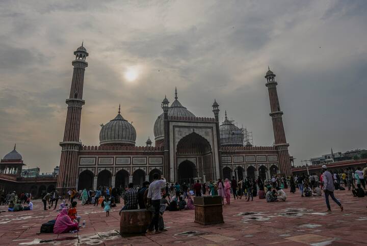 हालांकि, इसको लेकर किसी प्रकार का अलर्ट नहीं जारी किया गया है. मौसम वैज्ञानिक सोमा सेन ने न्यूज एजेंसी एएनआई को बताया कि दिल्ली में आज हल्की बारिश की संभावना है, लेकिन दिल्ली में आगे बारिश कम होती जाएगी.