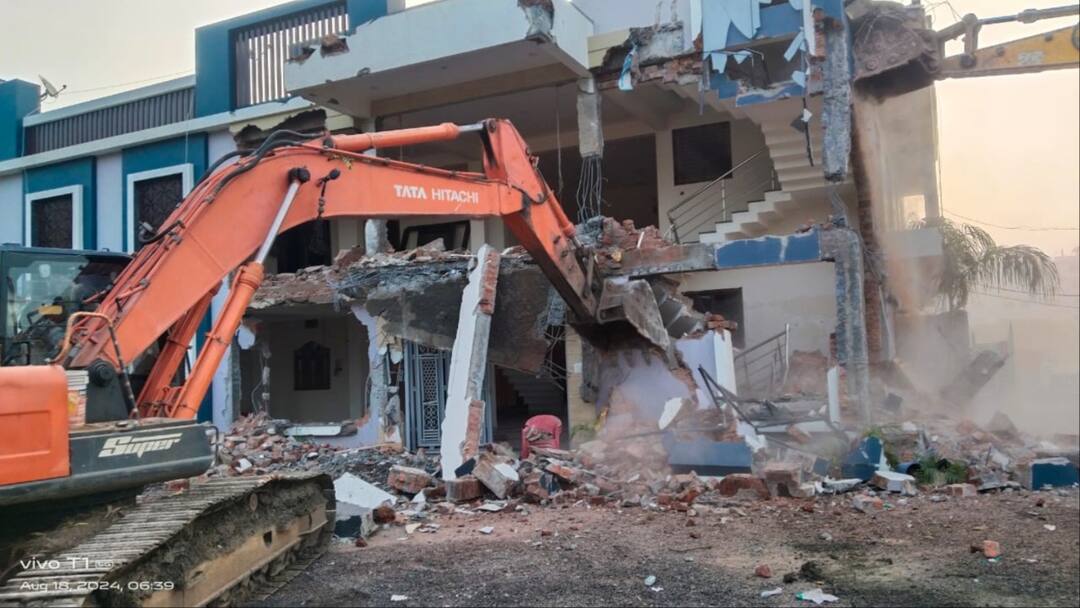 इंदौर में 'नेताजी' का रसूख नेस्तनाबूत, कोठी पर चला बुलडोजर, तहसीलदार-पटवारी पर करवाई थी फायरिंग indore Administration bulldozer on suresh patel illegal construction who fired at patwari tehsildar ann इंदौर में 'नेताजी' का रसूख नेस्तनाबूत, कोठी पर चला बुलडोजर, तहसीलदार-पटवारी पर करवाई थी फायरिंग