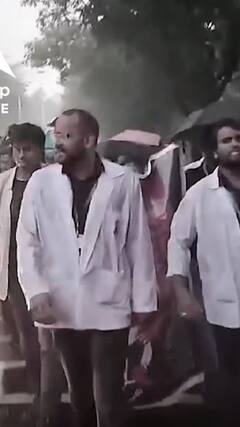 Kolkata Murder Case: बारिश में भीगते हुए डॉक्टरों ने किया विरोध प्रदर्शन| ABP NEWS SHORTS