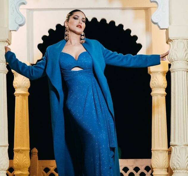 இவரின் கரெஞ்சித் கவுர் என்ற உண்மையான பெயரை சினிமாவிற்காக சன்னி லியோன் என மாற்றிக் கொண்டார்.