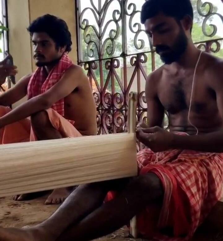 वहीं, विश्व प्रसिद्ध बस्तर दशहरा पर्व पर दंतेवाड़ा में लाखों की संख्या में श्रद्धालु मां दंतेश्वरी के दर्शन के लिए पहुंचते हैं. दरअसल, बस्तरवासियों की मां दंतेश्वरी के प्रति काफी गहरी आस्था है. यही वजह है कि हर तीज त्योहार को पहले इस मंदिर में धूमधाम से मनाया जाता है.