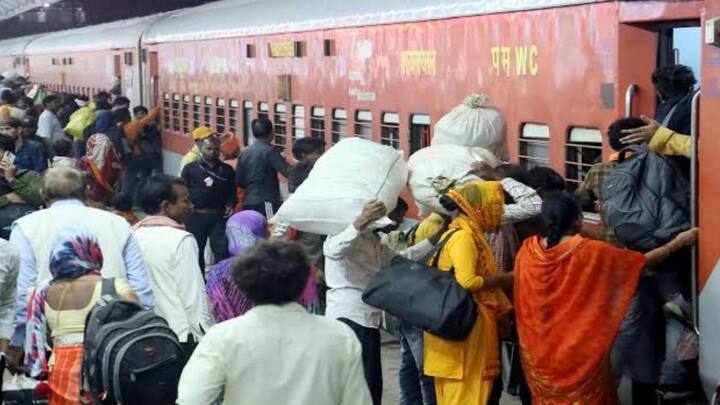 लेकिन कई बार रिजर्वेशन के बाद लोगों की टिकट वेटिंग में चली जाती है. ऑनलाइन करवाई गई टिकट की वेटिंग अगर कंफर्म ना हो तो वह खुद ब खुद कैंसिल हो जाती है.