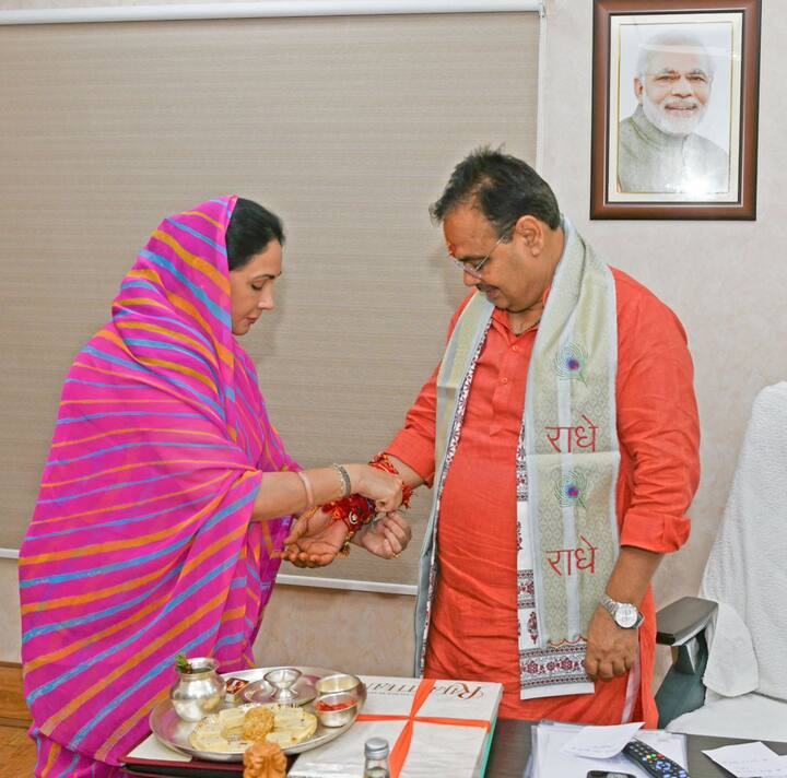 वहीं इस मौके पर दिया कुमारी ने सीएम भजनलाल शर्मा को भी राखी बांधी, बाद में उन्होंने भी फोटो पोस्ट किया.