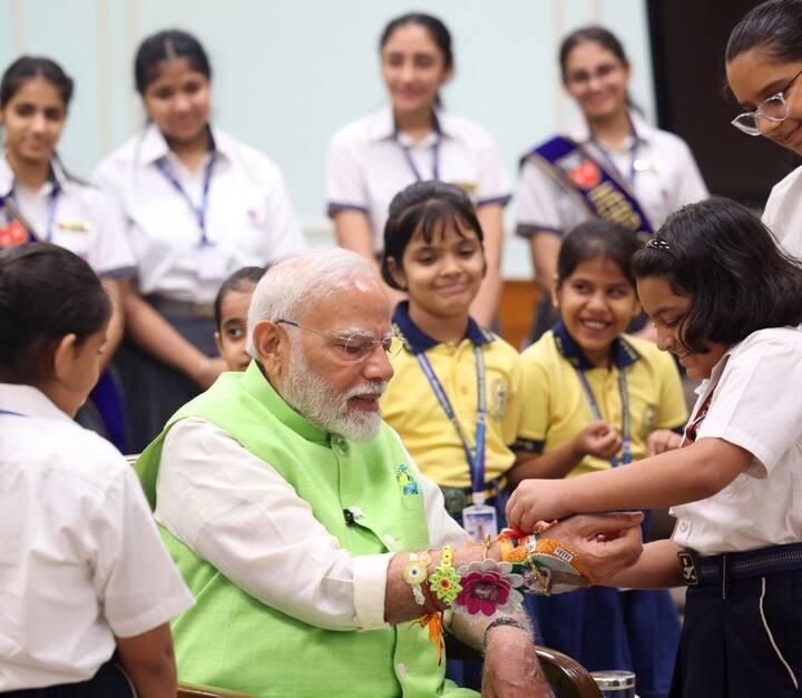 સમગ્ર દેશમાં આજે ધામધૂમથી રક્ષાબંધન પર્વની ઉજવણી કરવામાં આવી રહી છે.