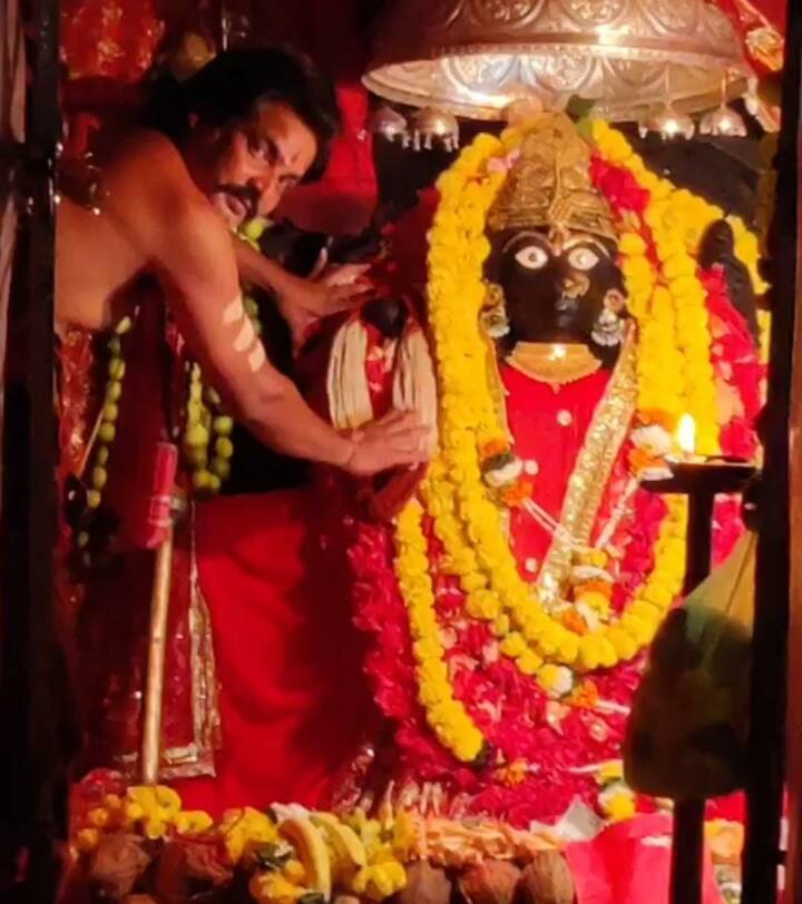 इसके बाद पूरे विधि विधान से पूजा अर्चना करने के बाद मंदिर के पुजारी इसे मां दंतेश्वरी देवी के प्रतिमा में अर्पित करते हैं और उसके बाद परिसर में ही मौजूद अन्य देवी-देवताओं के मंदिरों में भी सूत की राखी चढ़ाई जाती है. मंदिर में रक्षाबंधन का त्योहार मनाने के बाद ही दंतेवाड़ा जिले में गांव से लेकर शहर तक के लोग इस पर्व को मानते हैं.