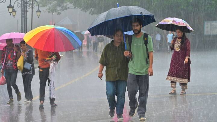 ইতিমধ্যেই একটানা বৃষ্টিতে ভয়াবহ অবস্থা দেখেছে উত্তরবঙ্গ। এদিকে কয়েকমাস আগেও তাপপ্রবাহেও চরম অস্বস্তিকর আবহাওয়া তৈরি হয়েছিল। গ্রীষ্মের দাবদাহে প্রাণ ওষ্ঠাগত হয়েছিল রাজ্য তথা দেশের মানুষের। কবে বর্ষা ঢুকবে, এ নিয়ে রীতিমত সকলেই দিন গুণছিল মানুষ। আর ঠিক সেই সময়েই আশা সত্যি করে দেরি হলেও বাংলায় বর্ষা প্রবেশ করে। কিন্তু সেই বর্ষাও শান্তি বয়ে আনল না।