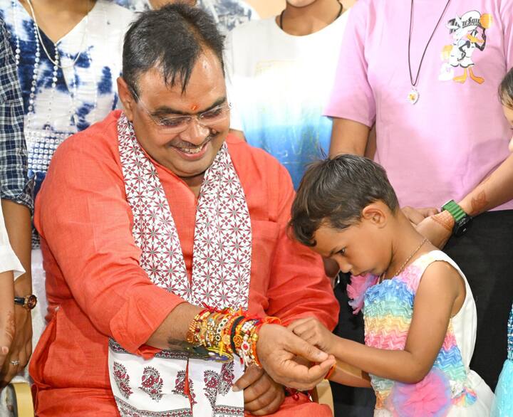 सीएम भजनलाल शर्मा ने अपने सोशल मीडिया अकाउंट एक्स लिखा, ''आज रक्षाबंधन के पावन पर्व के अवसर पर मुख्यमंत्री आवास पर उप-मुख्यमंत्री दीया कुमारी ने भाई-बहन के अगाध प्रेम का प्रतीक रक्षा सूत्र बांधकर शुभकामनाएं प्रेषित की.