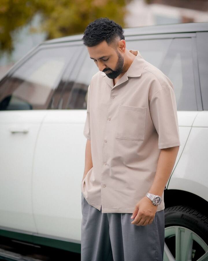 दरअसल ये किस्सा सालों पुराना है. जब सलमान खान अपनी फिल्म ‘रेडी’ की शूटिंग कर रहे थे. ऐसे में एक बार उनके सेट पर एक्टर से मिलने के लिए पंजाबी सुपरस्टार दिलजीत दोसांझ और गिप्पी ग्रेवाल पहुंचे थे.