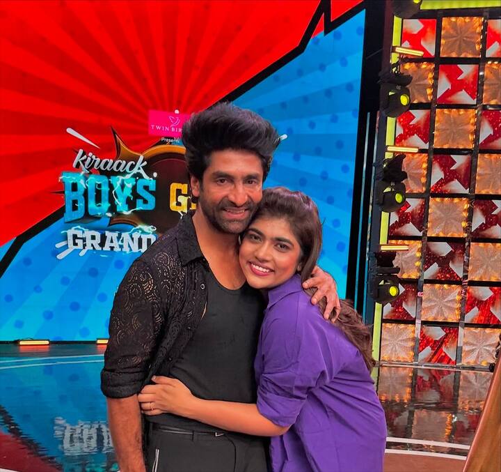 I just love you master ❤️🥰 @sekharmaster such a beautiful kind soul 🧿❤️ Ah peru lo ney prema undi 🥰🫂 అంటూ ఈ ఫోటోలకు క్యాప్షన్ పెట్టింది.(Images Source : Instagram/Rithu chowdary)