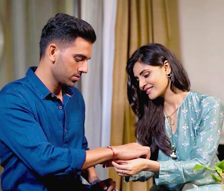 तेज गेंदबाज दीपक चाहर भी रक्षाबंधन के रंग में रंगे नजर आए. भारतीय तेज गेंदबाज की बहन मालती चाहर ने इंस्टाग्राम पर दीपक को राखी बांधते हुए एक तस्वीर साझा की।