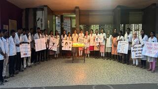 Kolkata incident Candle light protest by medical students in Thanjavur- TNN கொல்கத்தா சம்பவம் தஞ்சையில் மருத்துவ மாணவ, மாணவிகள் மெழுகுவர்த்தி ஏற்றி போராட்டம்