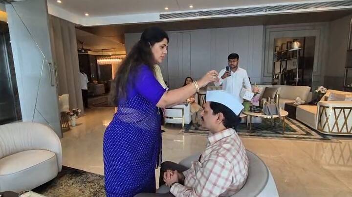 महाराष्ट्र राज्याचे कृषीमंत्री धनंजय मुंडे यांना पंकजा मुंडे यांनी राखी बांधली.