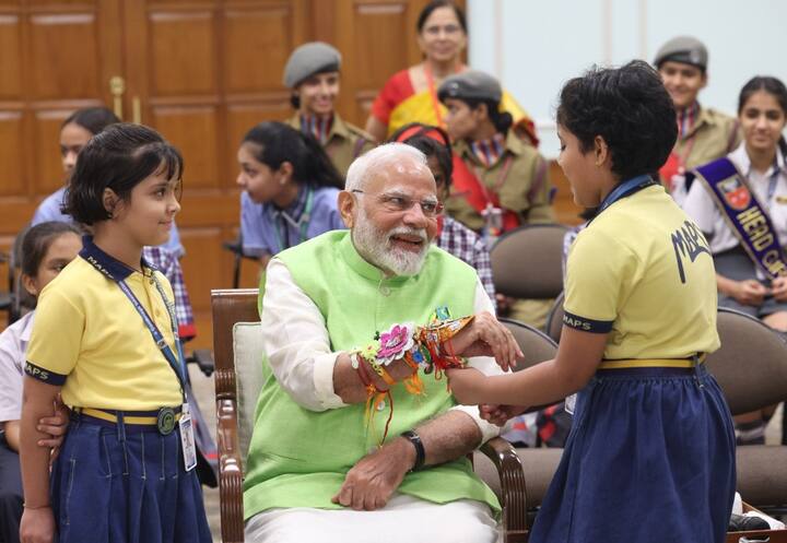 સોશિયલ મીડિયા પ્લેટફોર્મ X પર પોસ્ટ કરતી વખતે, પ્રધાનમંત્રી મોદીએ  દેશવાસીઓને રક્ષાબંધનની શુભકામનાઓ પણ પાઠવી છે.