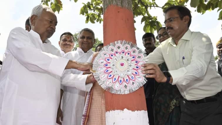 Bihar cm Nitish Kumar tied raksha sutra to tree in Rajdhani Vatika Patna On occasion of Rakshabandhan Bihar Tree Protection Day ann Rakshabandhan 2024: रक्षाबंधन के अवसर पर सीएम नीतीश कुमार ने पेड़ों को बांधी राखी, पौधारोपण भी किया