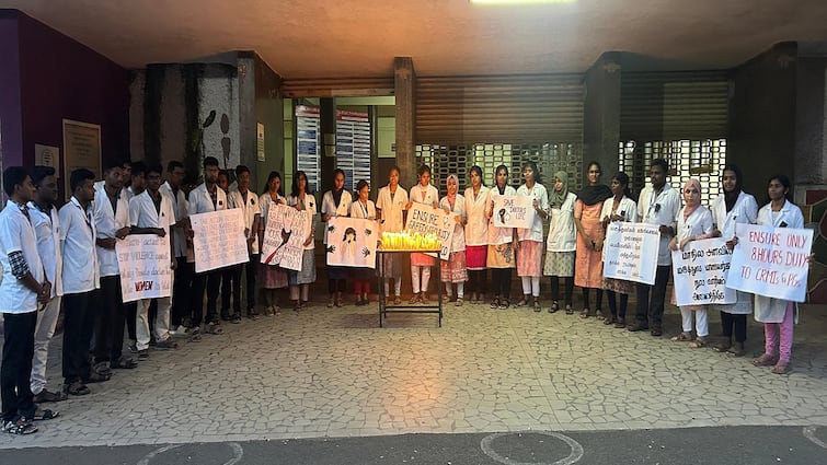 Candlelight protest by medical students in Tanjore kolkatta medico killed கொல்கத்தா மருத்துவர் வழக்கு : தஞ்சையில் மருத்துவ மாணவ, மாணவிகள் மெழுகுவர்த்தி ஏற்றி போராட்டம்