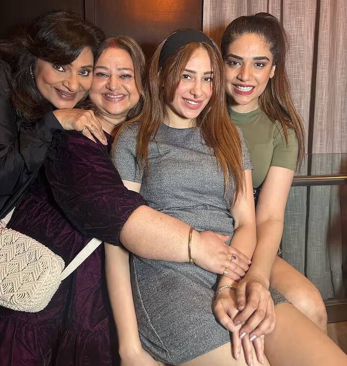 Shraddha Arya Birthday Celebration: ટીવી શો 'કુંડલી ભાગ્ય' ફેમ અભિનેત્રી શ્રદ્ધા આર્યાએ 17મી ઓગસ્ટે પોતાનો જન્મદિવસ ઉજવ્યો હતો. તેણે પોતાનો ખાસ દિવસ તેના પતિ, પરિવાર અને મિત્રો સાથે ઉજવ્યો હતો. શ્રદ્ધા આર્યાએ 17મી ઓગસ્ટે 'કુંડલી ભાગ્ય'ની ટીમ સાથે તેનો જન્મદિવસ ઉજવ્યો હતો. તેના બર્થ-ડે સેલિબ્રેશનની તસવીરો વાયરલ થઇ રહી છે.