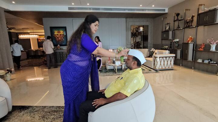 महादेव जानकर यांनी 13 वर्षांपूर्वी गोपीनाथ मुंडे यांनी मला मुलगा मानलं होतं, तेव्हापासून राखी बांधून घेतो, असं म्हटलं.