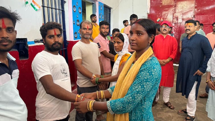 Bihar Sisters tied Rakhi to their brothers imprisoned in Nawada Mandal Jail On Rakshabandhan 2024 ann Rakshabandhan 2024: नवादा मंडल कारा में बंद कैदियों को बहनों ने बांधी राखी, जेल में किए गए विशेष इंतजाम