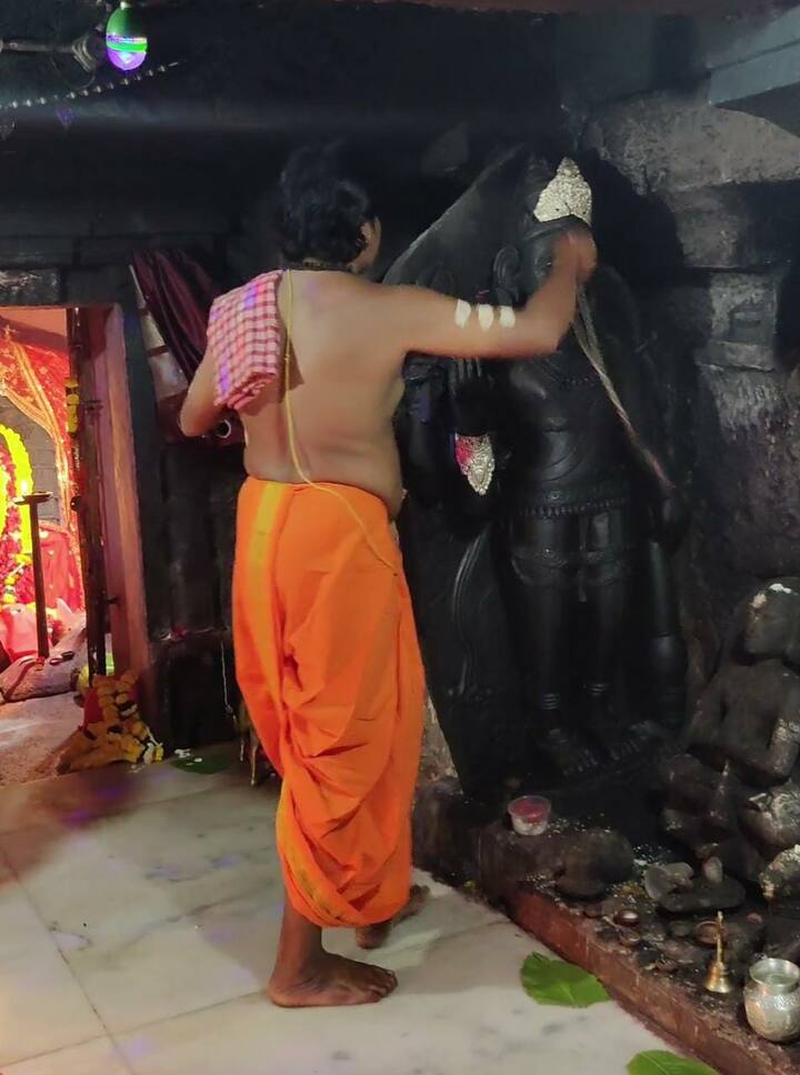 माता को कच्चे सूत से बनी राखी चढ़ा कर राखी मनाने की यह परंपरा पिछले 800 साल से चली आ रही है. खास बात यह है कि इस तरह की अनोखी परंपरा छत्तीसगढ़ में केवल दंतेवाड़ा जिले के इस प्रसिद्ध मंदिर में निभाई जाती है. दंतेश्वरी देवी के लिए बस्तरवासियों की सच्ची श्रद्धा होने की वजह से  रक्षाबंधन पर्व के दौरान इस रस्म को निभाते वक्त बड़ी संख्या में लोग मंदिर में मौजूद रहते हैं और महाआरती भी की जाती है.