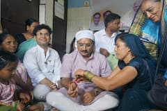 दिल्ली BJP के नेताओं ने मनाया रक्षाबंधन का पर्व, झुग्गी बस्ती पहुंचकर बंधवाई राखी