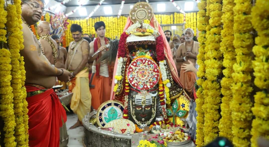 हर साल 50 करोड़ से ज्यादा के लड्डू बेचती है महाकालेश्वर मंदिर समिति, कलेक्टर की रहती है निगरानी Mahakaleshwar Temple Ujjain Committee sells laddus worth more than Rs 50 crore every year ann हर साल 50 करोड़ से ज्यादा के लड्डू बेचती है महाकालेश्वर मंदिर समिति, कलेक्टर की रहती है निगरानी