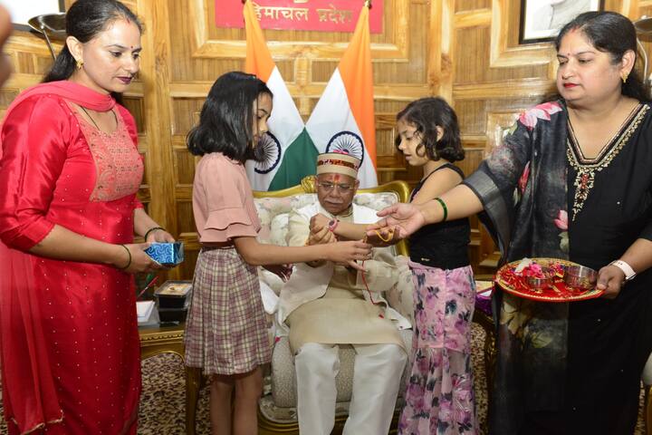 इससे पहले राज्यपाल ने रक्षाबंधन के मौके पर राज भवन में बने शिव मंदिर में भगवान शिव का रुद्राभिषेक भी किया. इस दौरान उन्होंने प्रदेश के लोगों की सुख और समृद्धि की कामना की.