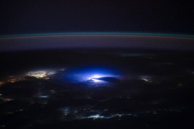 nasa astronaut shares rare india lightning photo NASA Picture of India: અવકાશમાંથી કેવું દેખાય છે પૃથ્વી પર વીજળી પડવાનું દૃશ્ય, એસ્ટ્રોનૉટે શેર કરી તસવીર