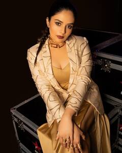 Sreemukhi : గోల్డెన్ డ్రెస్​లో సూపర్​ స్టన్నింగ్​గా ఫోజులిచ్చిన శ్రీముఖి.. ఇన్​స్టా ఫోటోలు చూశారా?