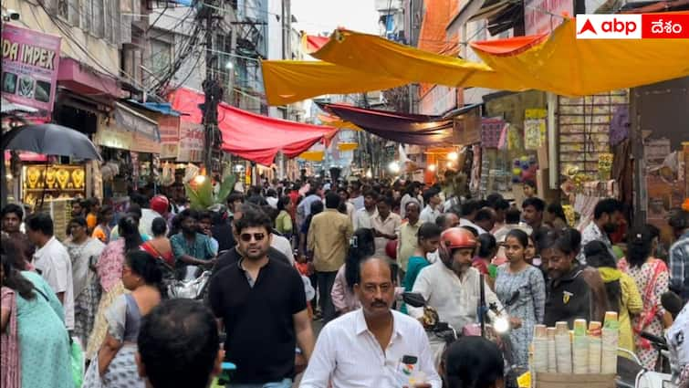 Hyderabad Rakhi bazaar sales are booming this year like never before Rakhi Bazar: వ్యాపారులకు కాసుల వర్షం కురిపించిన హైదరాబాద్ రాఖీ బజార్, భారీగా విక్రయాలు