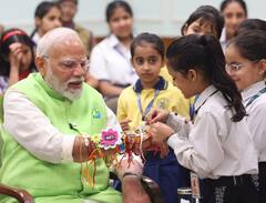 નાની બાળકીઓ સાથે PM મોદીએ રક્ષાબંધન ઉજવી,  સ્વર્ગસ્થ હીરાબાની તસવીરવાળી રાખડી બાંધી, જુઓ તસવીરો