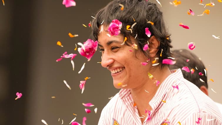 Haryana Assembly Eelction 2024 Vinesh Phogat resigns from Indian Railways ahead of joining Congress party Vinesh Phogat: વિનેશ ફોગાટે રેલવેની નોકરીમાંથી આપ્યુ રાજીનામું, કોંગ્રેસની ટિકિટ પર લડી શકે છે ચૂંટણી