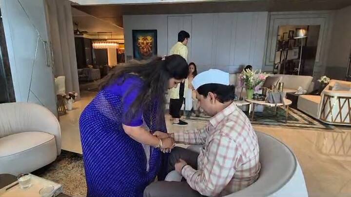 पंकजा मुंडे आणि धनंजय मुंडे यांच्यातील राजकीय संघर्ष संपला आहे. पंकजा मुंडे यांच्या निवासस्थानी धनंजय मुंडे यांनी हजेरी लावत राखी बांधून घेतली.