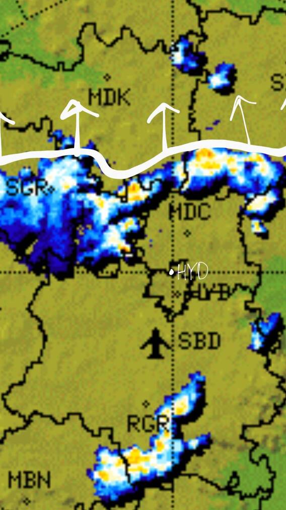 హైదరాబాద్‌లో దంచికొట్టిన వర్షం, చెరువుల్లా మారిన రోడ్లు Watch Videos