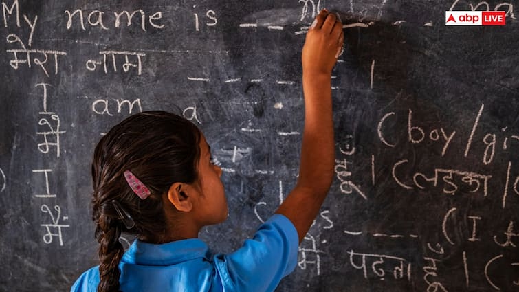 BIjnor government school muslim teacher order students to came wearing caps बिजनौर के सरकारी स्कूल में मुस्लिम टीचर का फरमान, टोपी पहनकर आए मुस्लिम छात्र