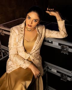 Sreemukhi : గోల్డెన్ డ్రెస్​లో సూపర్​ స్టన్నింగ్​గా ఫోజులిచ్చిన శ్రీముఖి.. ఇన్​స్టా ఫోటోలు చూశారా?