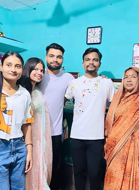 रिंकू सिंह भी रक्षाबंधन मनाने में पीछे नहीं रहे. रिंकू के भाई जीतू सिंह ने रक्षाबंधन के मौके पर एक वीडियो शेयर किया था, जिसमें सभी भाई-बहन नजर आ रहे थे.