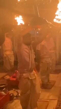 Varanasi: जलस्तर बढ़ने की वजह से छत पर की गई आरती | ABP NEWS SHORTS