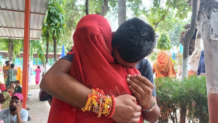 Aligarh Sisters reached jail Rakhi amidst tight security became emotional after meeting brothers ann Raksha Bandhan 2024: अलीगढ़ में कड़ी सुरक्षा के बीच राखी लेकर जेल पहुंची बहनें, भाइयों से मिलकर हुईं भावुक