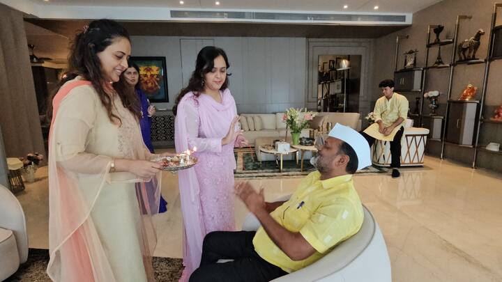 प्रीतम मुंडे आणि यशश्री मुंडे यांनी महादेव जानकर यांना राखी बांधली.