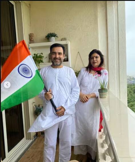 अभिनेता पंकज त्रिपाठी यांनी अनेक चित्रपट तसेच सीरिजमध्ये काम केलेले आहे. भरपूर प्रसिद्धीसोबतच त्यांनी भरपूर संपत्तीही कमावली आहे. GQ इंडियाच्या रिपोर्टनुसार, त्यांची एकूण संपत्ती 40 कोटी रुपये आहे.